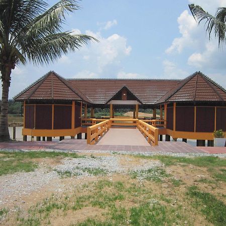 Green Village Pasir Salak Eco River Resort Kampung Gajah  Exterior foto