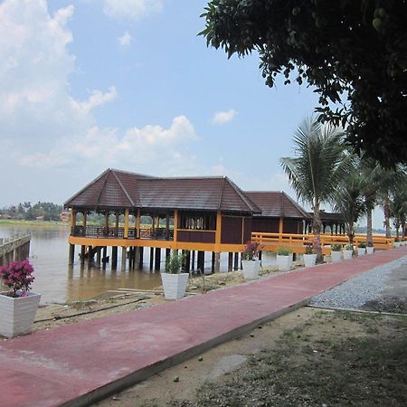 Green Village Pasir Salak Eco River Resort Kampung Gajah  Exterior foto