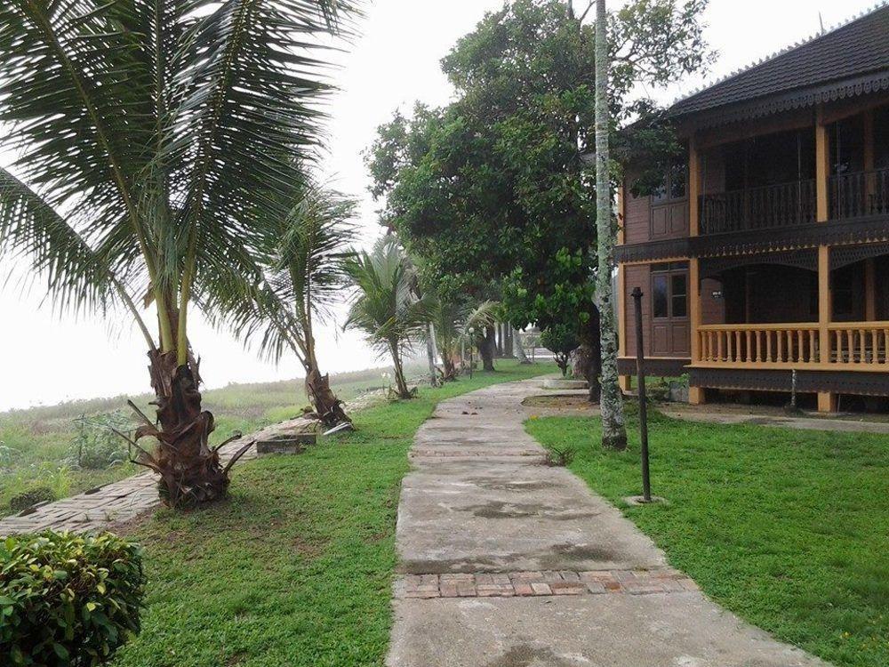 Green Village Pasir Salak Eco River Resort Kampung Gajah  Exterior foto