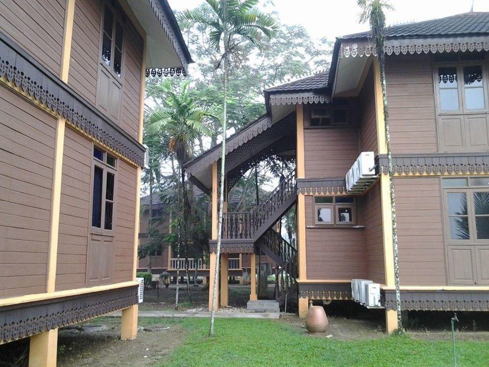Green Village Pasir Salak Eco River Resort Kampung Gajah  Exterior foto