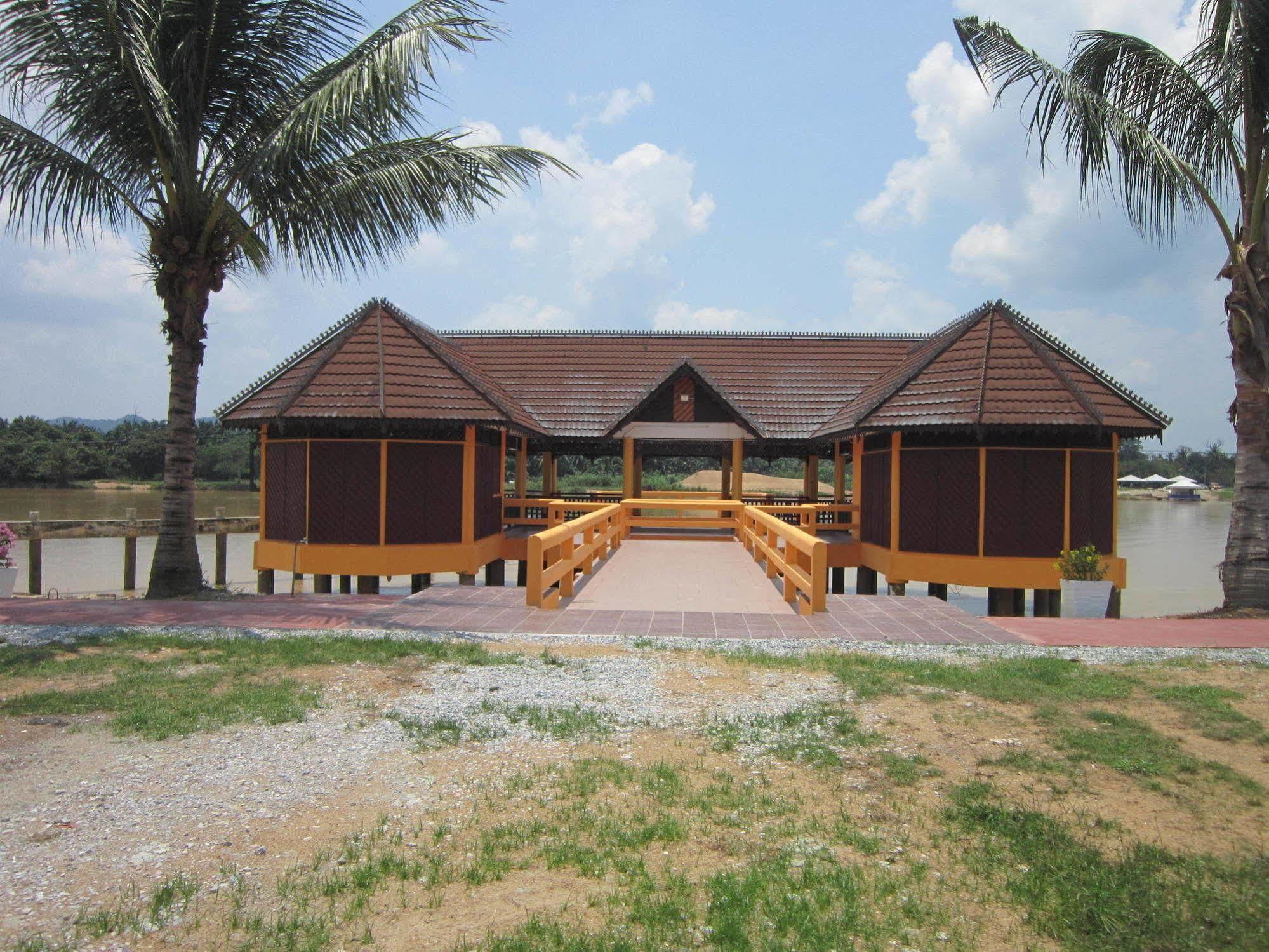 Green Village Pasir Salak Eco River Resort Kampung Gajah  Exterior foto