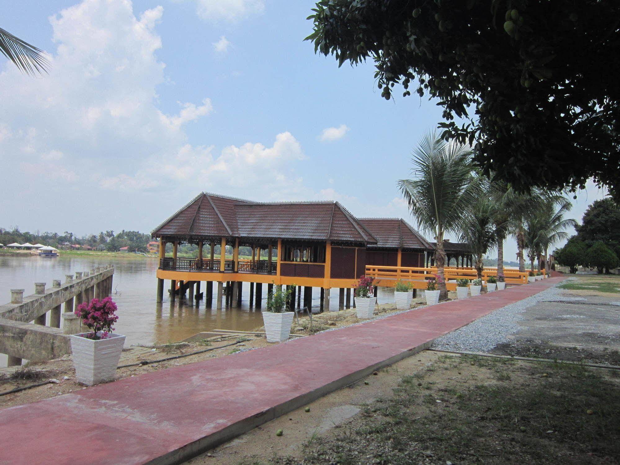 Green Village Pasir Salak Eco River Resort Kampung Gajah  Exterior foto