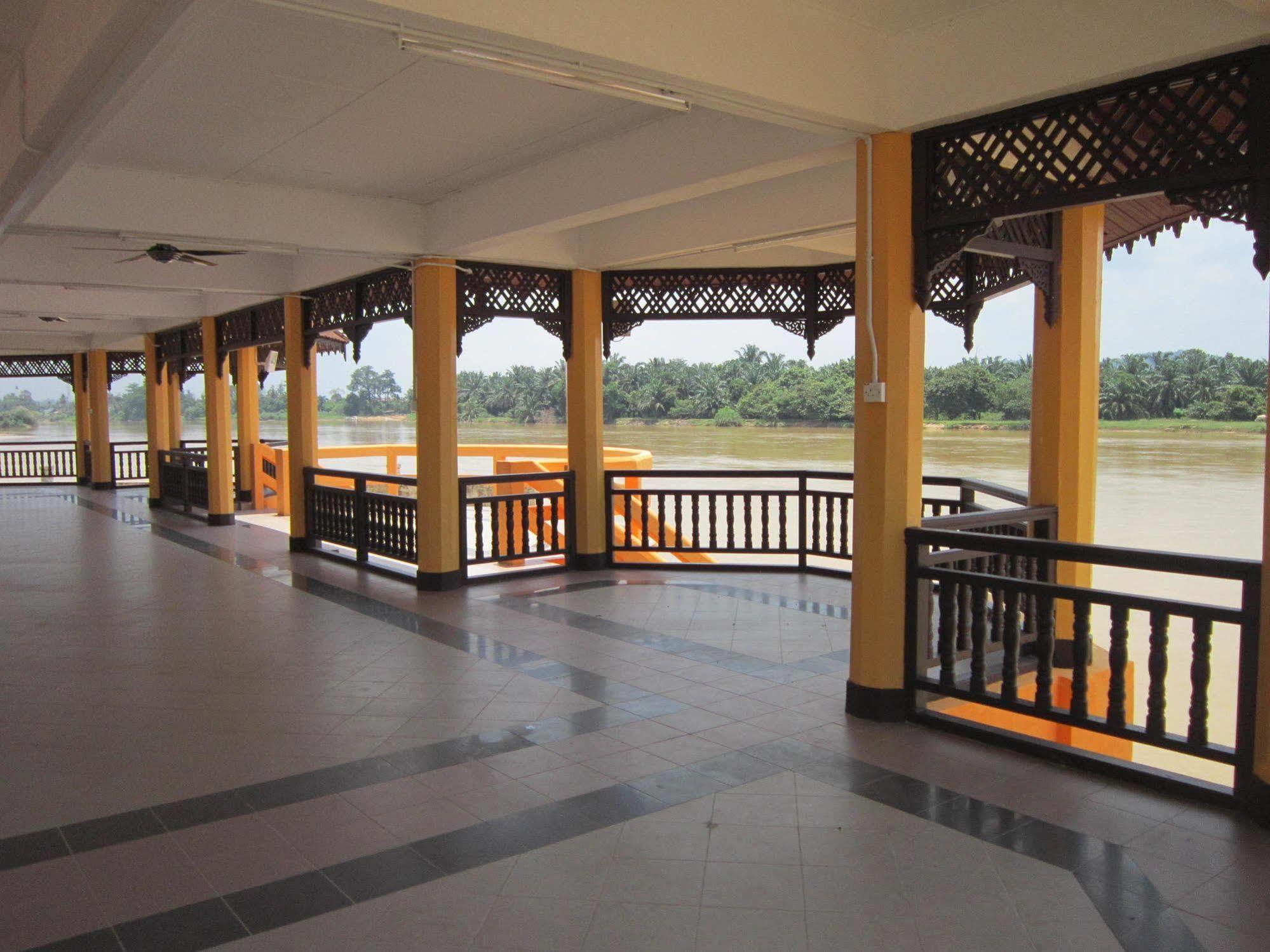 Green Village Pasir Salak Eco River Resort Kampung Gajah  Exterior foto