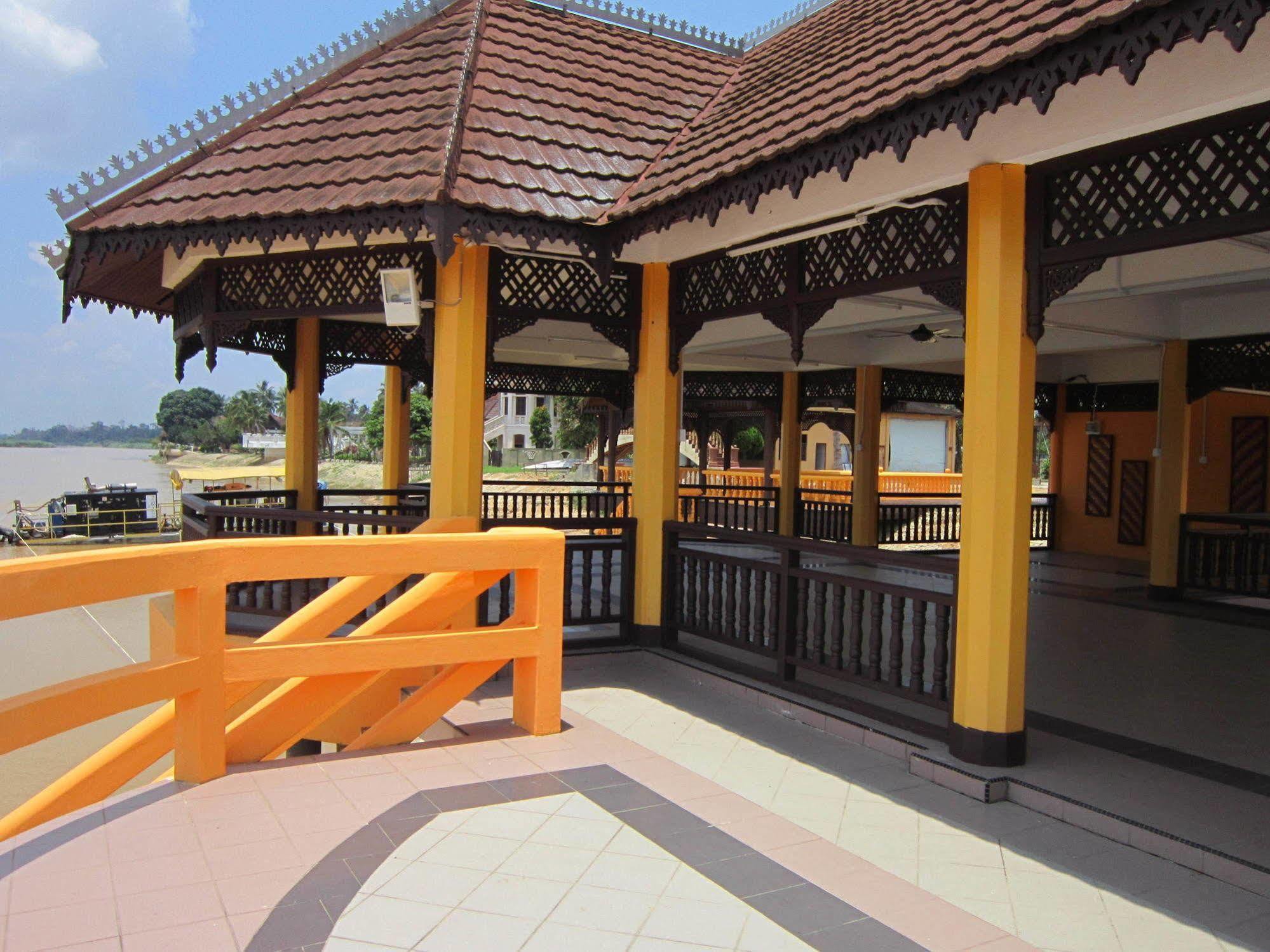 Green Village Pasir Salak Eco River Resort Kampung Gajah  Exterior foto